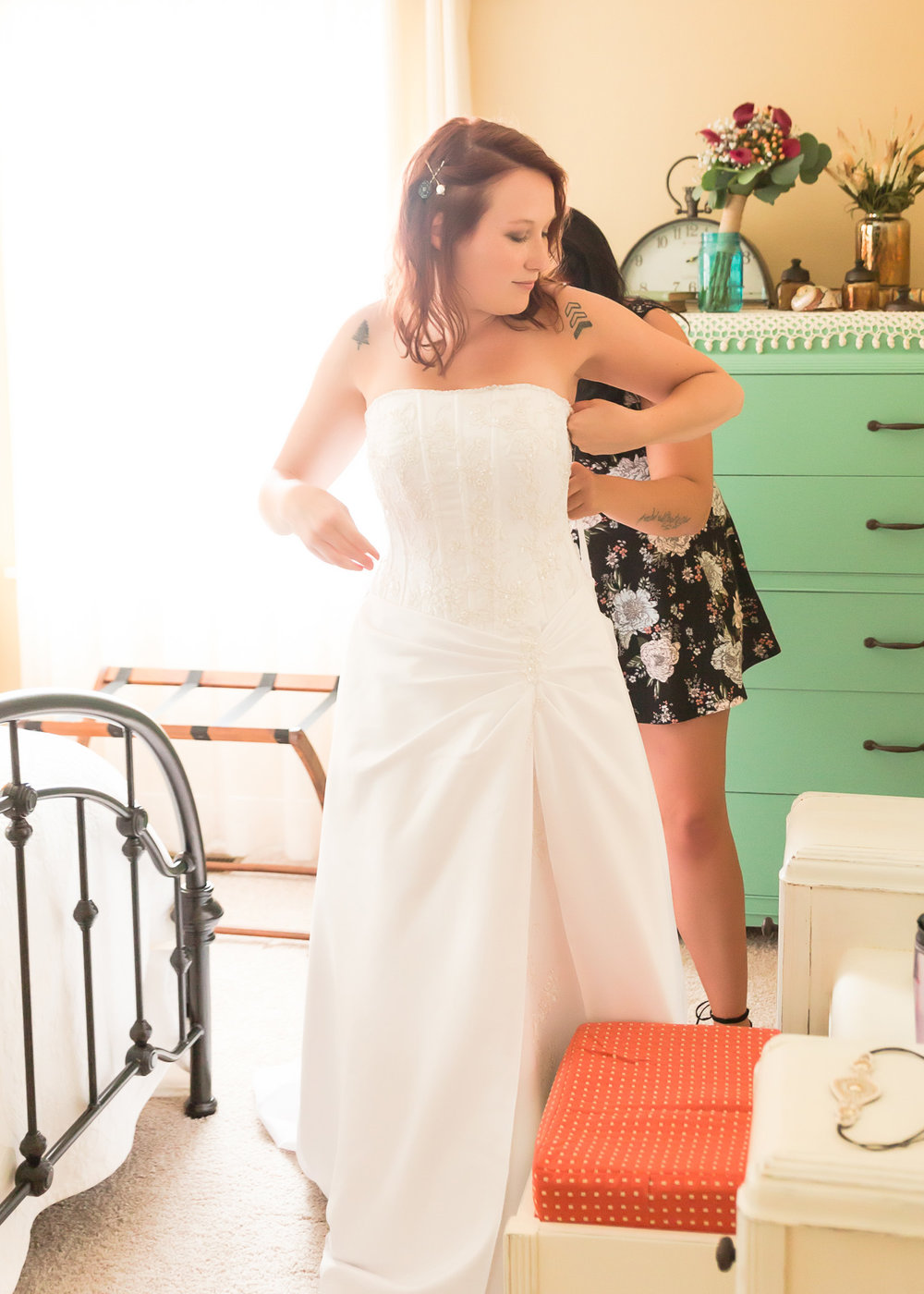 SSP summer wedding| bride| getting ready| backyard wedding