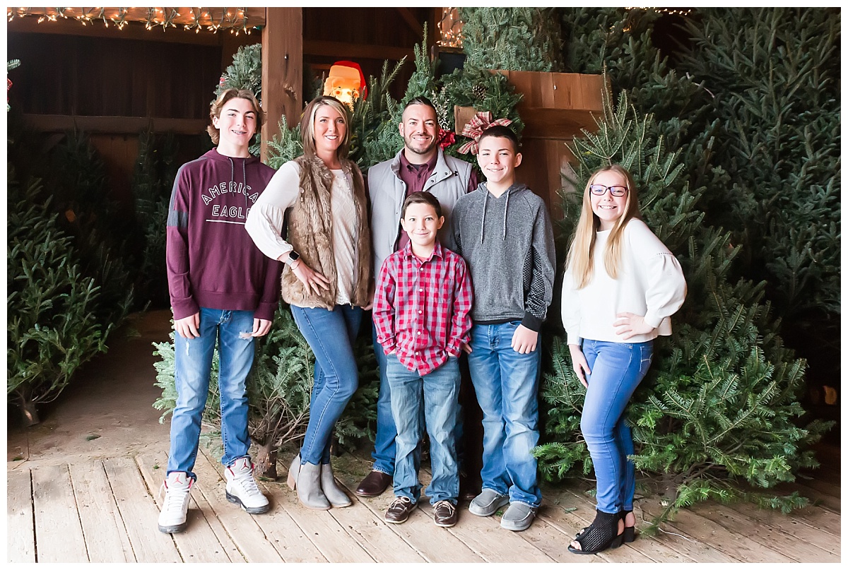 Christmas Mini Session at Stauffer Farms photo by Simply Seeking Photography